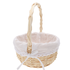 Naturalny okrągły kosz wiklinowy o średnicy 23 cm z jasną materiałową wkładką zdobioną koronką i kokardką, idealny na święconkę.