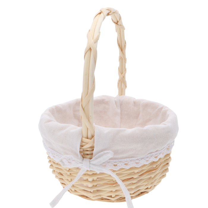 Naturalny okrągły kosz wiklinowy o średnicy 23 cm z jasną materiałową wkładką zdobioną koronką i kokardką, idealny na święconkę.