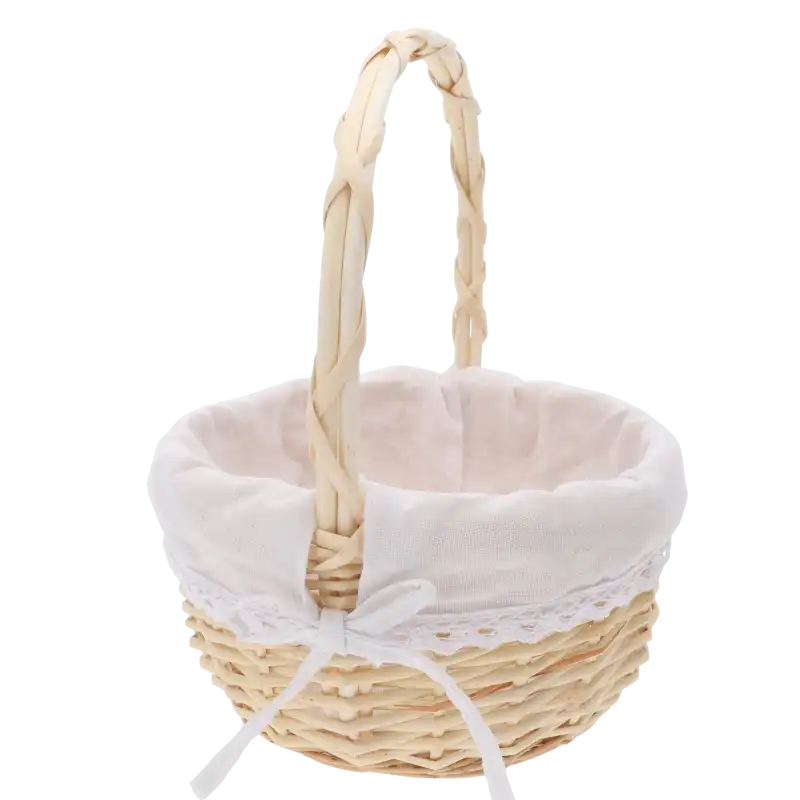 Naturalny okrągły kosz wiklinowy o średnicy 23 cm z jasną materiałową wkładką zdobioną koronką i kokardką, idealny na święconkę.