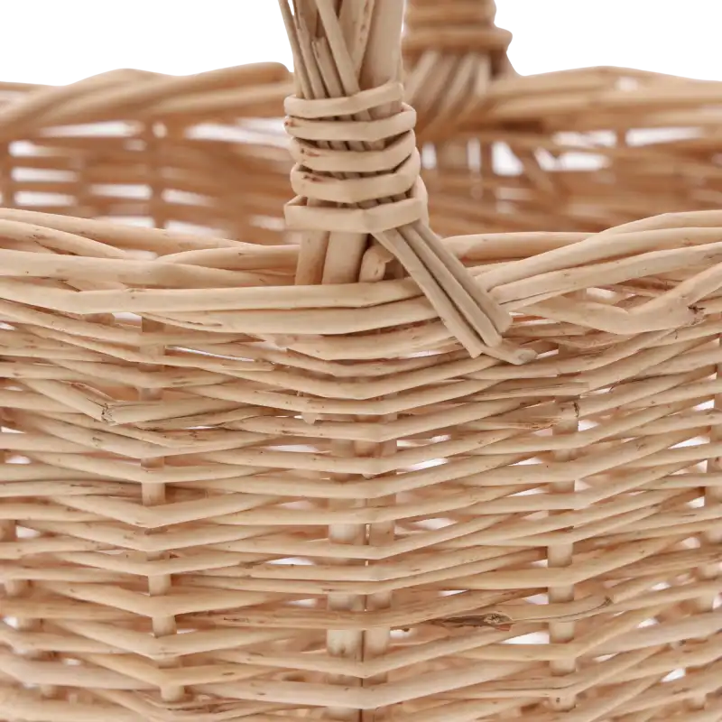 Zbliżenie na precyzyjny splot naturalnej wikliny oraz sposób mocowania rączki do krawędzi kosza.