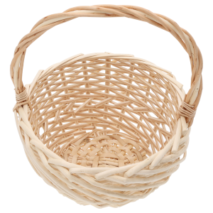 Spojrzenie z góry do wnętrza okrągłego kosza wiklinowego o średnicy 23 cm. Widoczny ażurowy splot dna i boków koszyka.