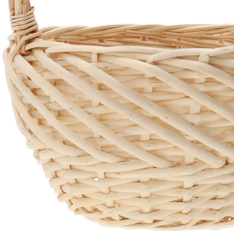 Zbliżenie na precyzyjny splot naturalnej wikliny w górnej części kosza. Detale wykończenia przy mocowaniu rączki.