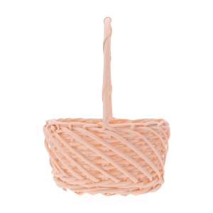 Profilowe ujęcie łososiowego kosza z wikliny. Jasny odcień pastelowy doskonale komponuje się z wiosennymi stroikami kwiatowymi.