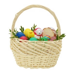Żółty koszyk wiklinowy wypełniony wielkanocnymi dekoracjami, pisankami, figurką baranka oraz świątecznym ciastem.