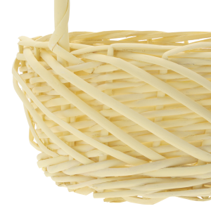 Zbliżenie na splot naturalnej wikliny w pastelowym żółtym odcieniu, charakterystyczne dla koszyki na święconkę w rozmiarze M marki Trend Deco.