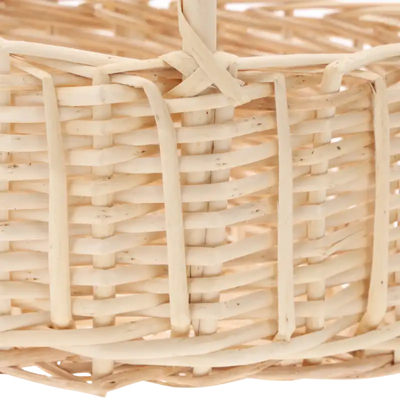 Zbliżenie na splot naturalnej wikliny w koszyku M. Wyraźnie widoczne łączenia elementów konstrukcyjnych i rączki.
