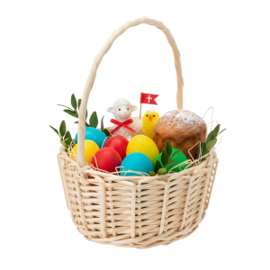 Okrągły kosz wiklinowy ⌀ 22 cm wypełniony wielkanocnymi atrybutami, takimi jak pisanki, baranek i babka wielkanocna.