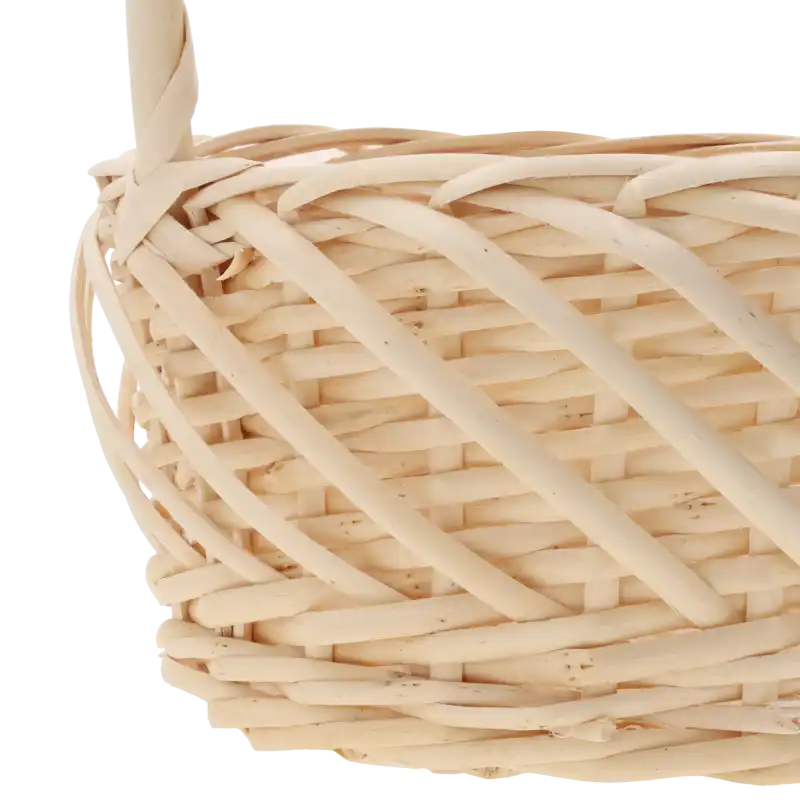Zbliżenie na splot naturalnej wikliny koszyka. Detal pokazujący technikę wyplatania oraz naturalną kolorystykę materiału wykorzystanego w produkcji.