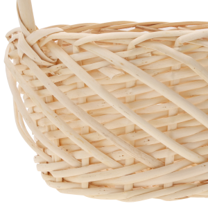 Zbliżenie na precyzyjny splot naturalnej wikliny na bocznej ściance kosza o średnicy 25 cm.