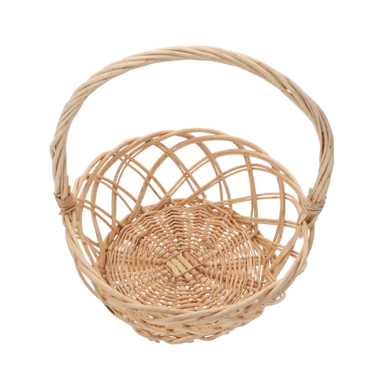Widok z góry na wnętrze wiklinowego kosza. Ażurowy splot podstawy i ścianek podkreśla naturalny charakter produktu.