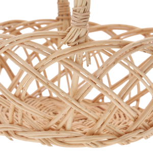 Zbliżenie na ażurowy splot naturalnej wikliny, z którego wykonany jest kosz o średnicy 22 cm, prezentujące precyzję wykonania.