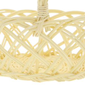 Detal połączenia rączki z korpusem wiklinowego kosza. Wyraźnie widoczny splot i naturalna struktura materiału.