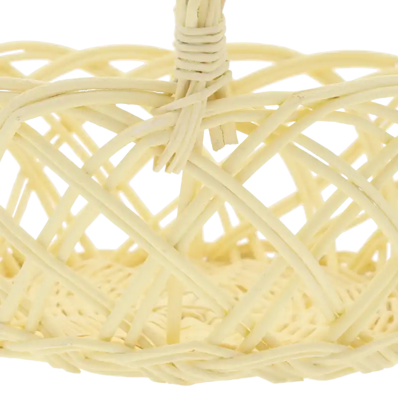 Detal połączenia rączki z korpusem wiklinowego kosza. Wyraźnie widoczny splot i naturalna struktura materiału.