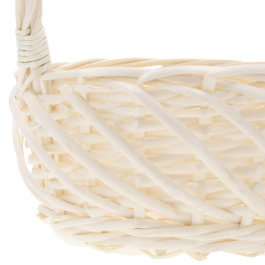 Zbliżenie na precyzyjny splot naturalnej wikliny, z której wykonano koszyk o średnicy 20 cm.