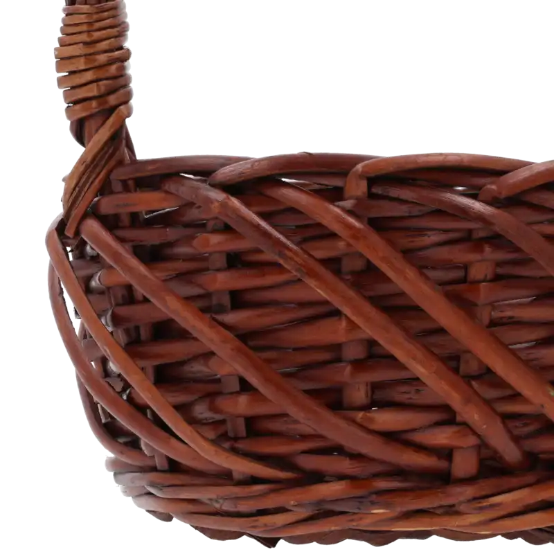 Zbliżenie na splot naturalnej wikliny w brązowym odcieniu. Widoczne precyzyjne łączenie rączki z korpusem koszyka.