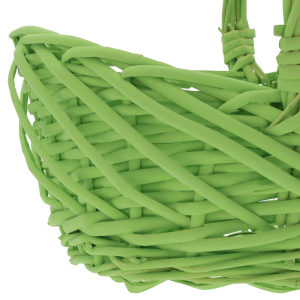 Zbliżenie na splot zielonej wikliny kosza, ukazujące precyzyjne wykonanie i naturalną fakturę materiału.