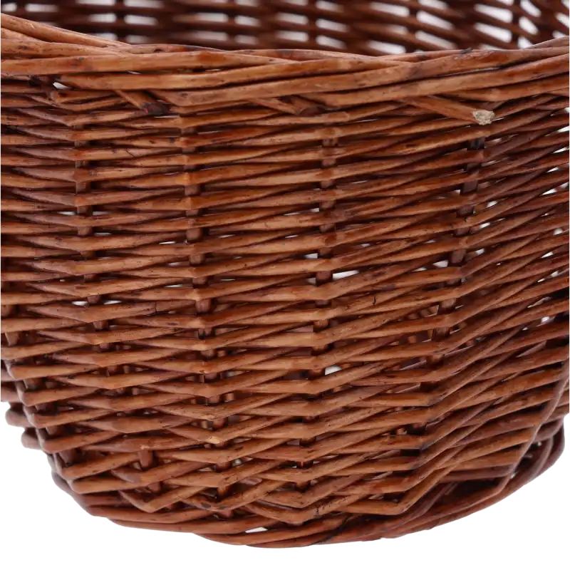 Zbliżenie na splot naturalnej wikliny w brązowym kolorze, prezentujące teksturę i sposób łączenia materiału w koszu.