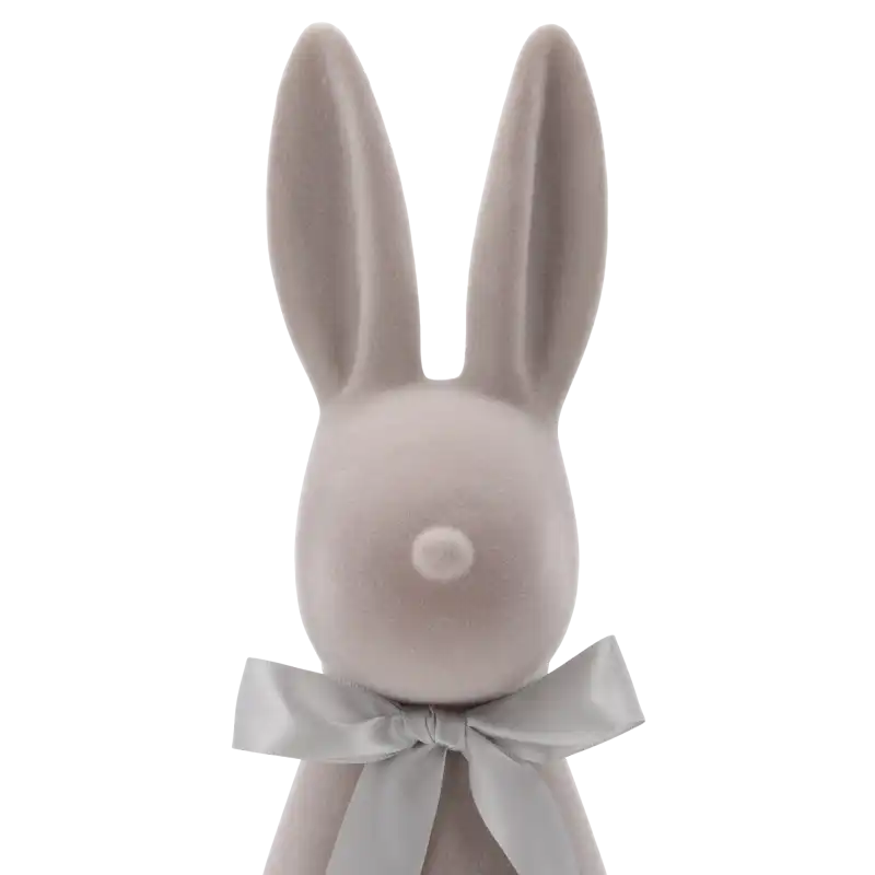 Zbliżenie na głowę welurowego zająca w kolorze szarym, uwydatniające długie uszy, gładką fakturę flokowania oraz elegancką satynową kokardę.