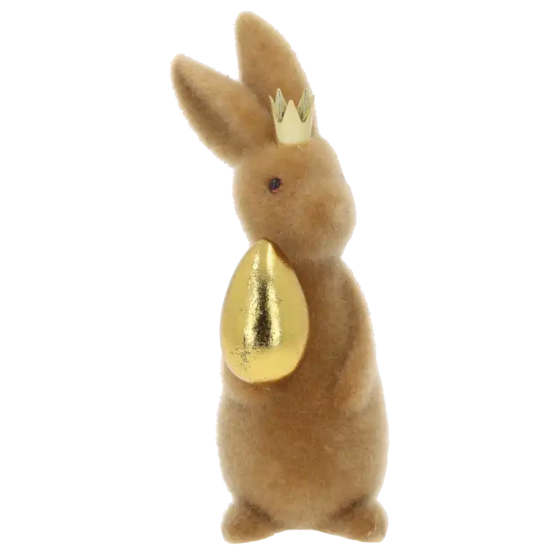 Pełna sylwetka figurki zająca wykonanego z miękkiego flokowanego materiału w brązowym kolorze, widoczna złota korona.