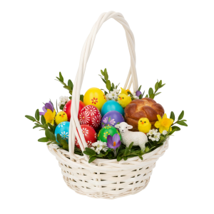 Wielkanocna kompozycja w okrągłym koszu wiklinowym ⌀ 25 cm. W środku pisanki, figurka baranka i wiosenne kwiaty.
