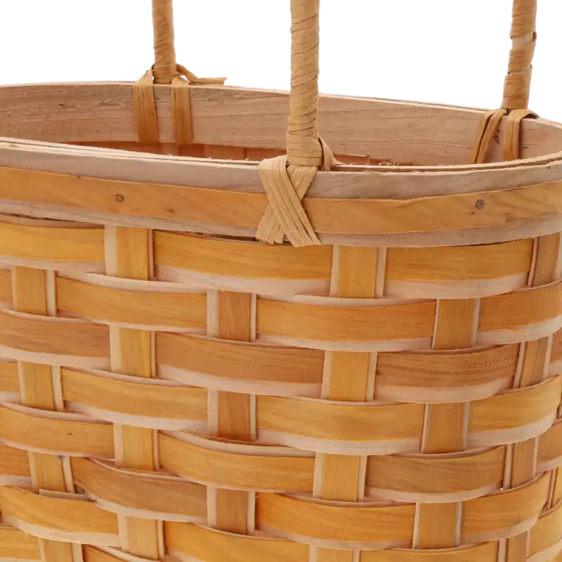 Zbliżenie na splot naturalnej łuby oraz sposób mocowania uszu do górnej krawędzi dekoracyjnej torby.