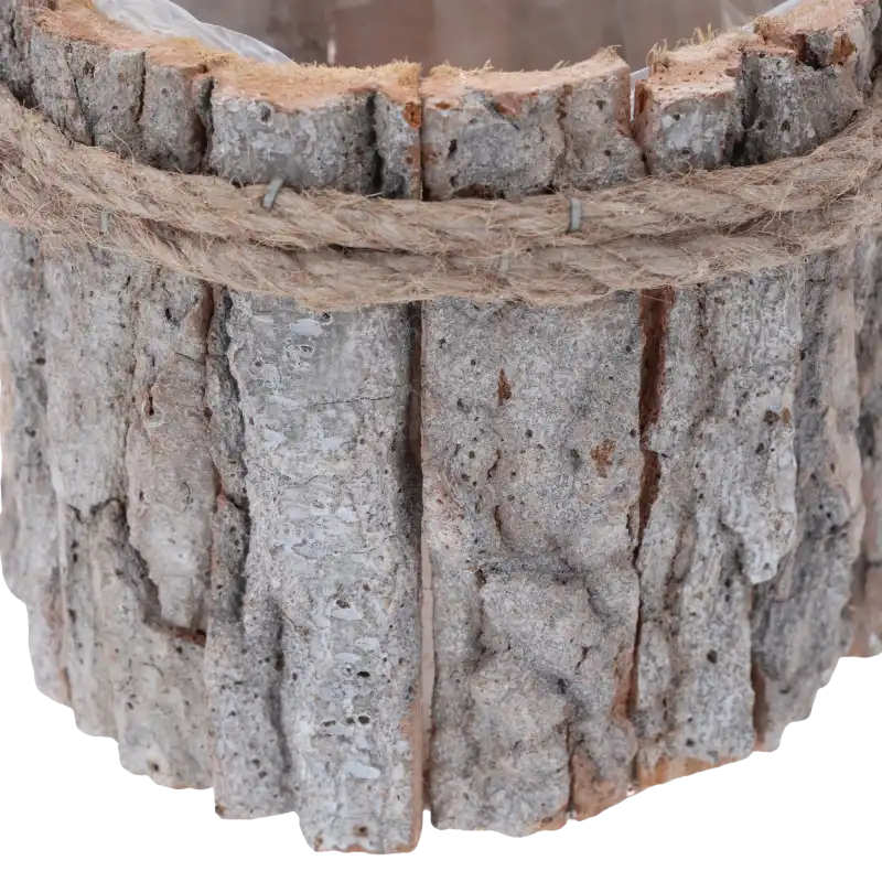 Zbliżenie na fakturę naturalnej kory oraz ozdobny sznur owinięty wokół okrągłej osłonki o średnicy 15 cm.