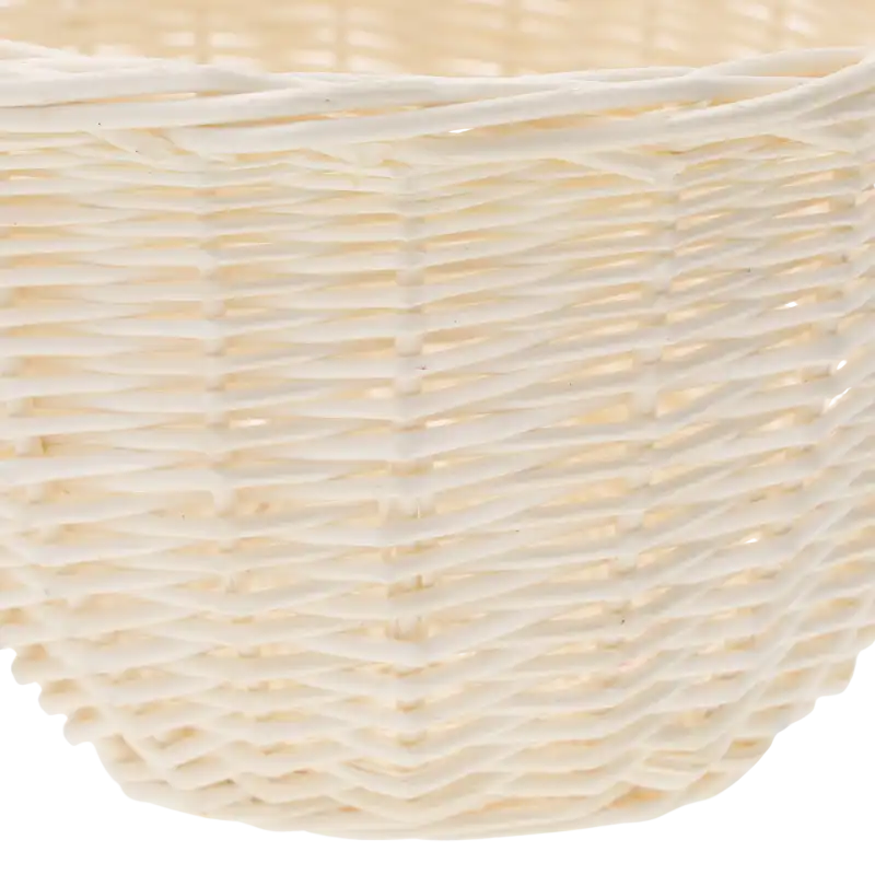 Zbliżenie na precyzyjny splot naturalnej wikliny, z której wykonano owalny kosz o wymiarach 21x19x25 cm.