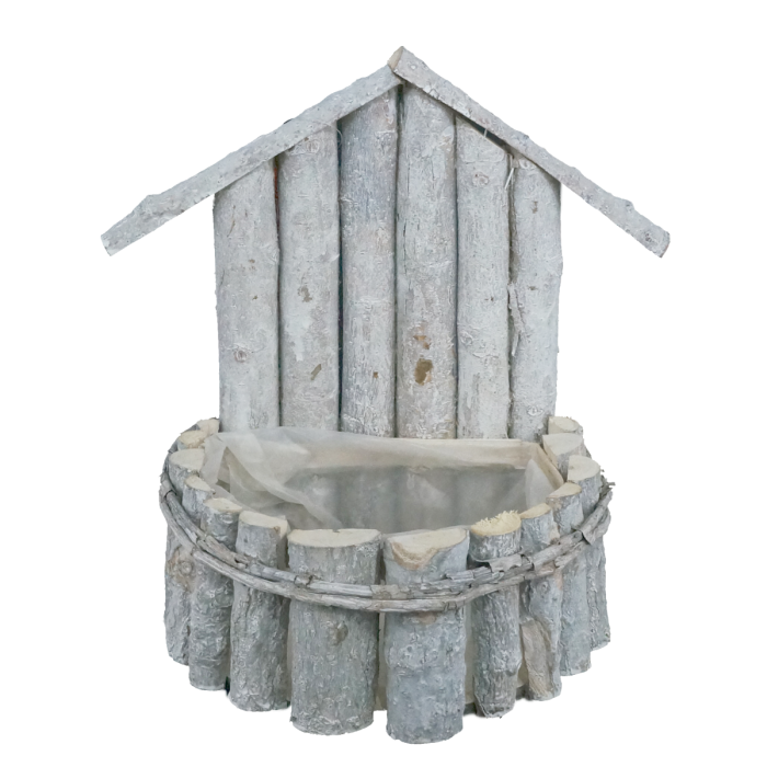 Osłonka z drewna w kształcie domku o wysokości 29 cm. Produkt wykonany z naturalnych kawałków drewna, posiada wewnętrzną folię ochronną. Idealna jako dekoracja na taras czy balkon.