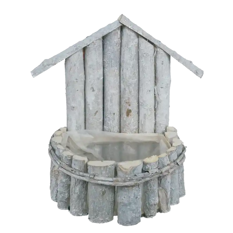 Osłonka z drewna w kształcie domku o wysokości 29 cm. Produkt wykonany z naturalnych kawałków drewna, posiada wewnętrzną folię ochronną. Idealna jako dekoracja na taras czy balkon.