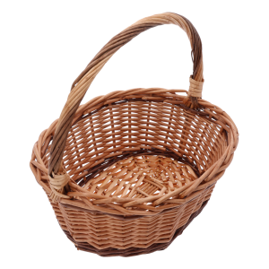 Widok z boku na owalny kosz z naturalnej wikliny. Widoczna struktura splotu oraz łukowato wygięta rączka.