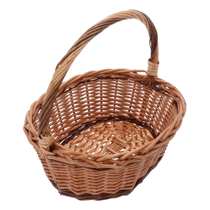 Widok z boku na owalny kosz z naturalnej wikliny. Widoczna struktura splotu oraz łukowato wygięta rączka.