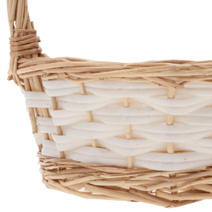 Zbliżenie na precyzyjny splot naturalnej wikliny oraz konstrukcję kosza, uwydatniające jego detale i estetyczne wykończenie.