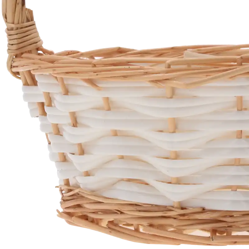 Zbliżenie na precyzyjny splot wikliny oraz łączenie rączki z korpusem kosza, ukazujące fakturę naturalnego materiału.