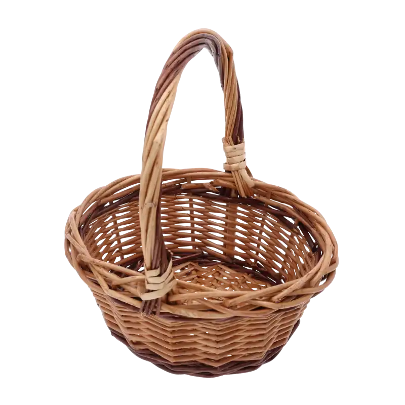 Pusty okrągły koszyk wiklinowy ukazany pod kątem, prezentujący strukturę naturalnego splotu i wygodną rączkę do przenoszenia.