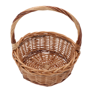 Widok z góry na wnętrze okrągłego koszyka wiklinowego, ukazujący splot naturalnych włókien.