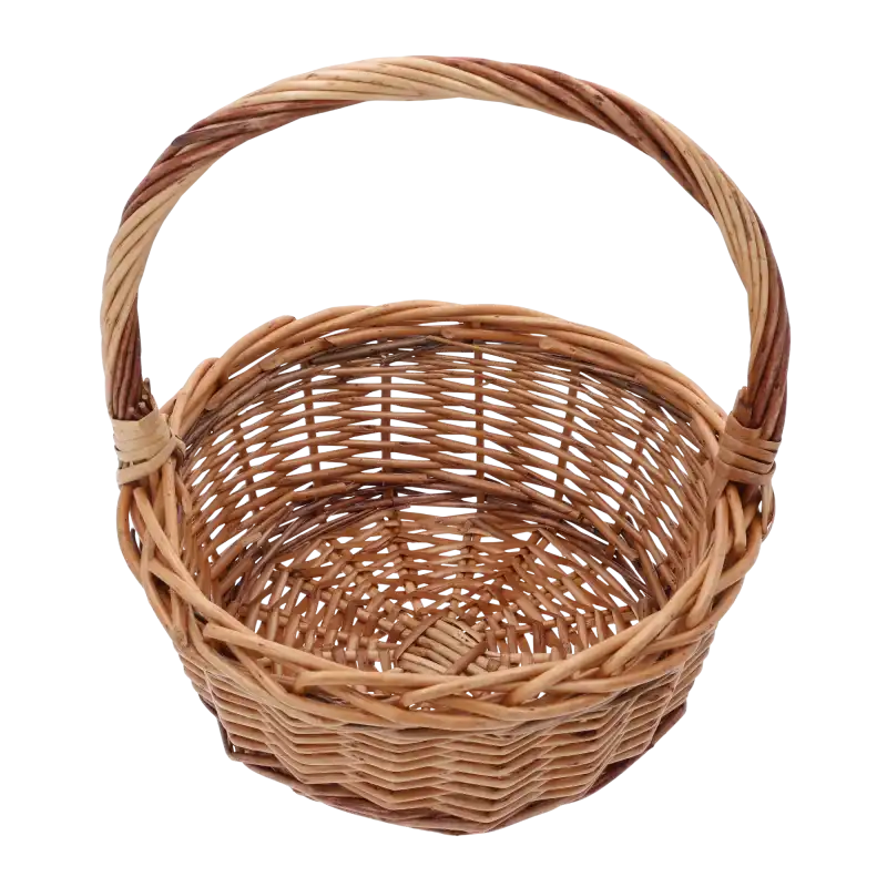 Widok z góry na wnętrze okrągłego koszyka wiklinowego, ukazujący splot naturalnych włókien.