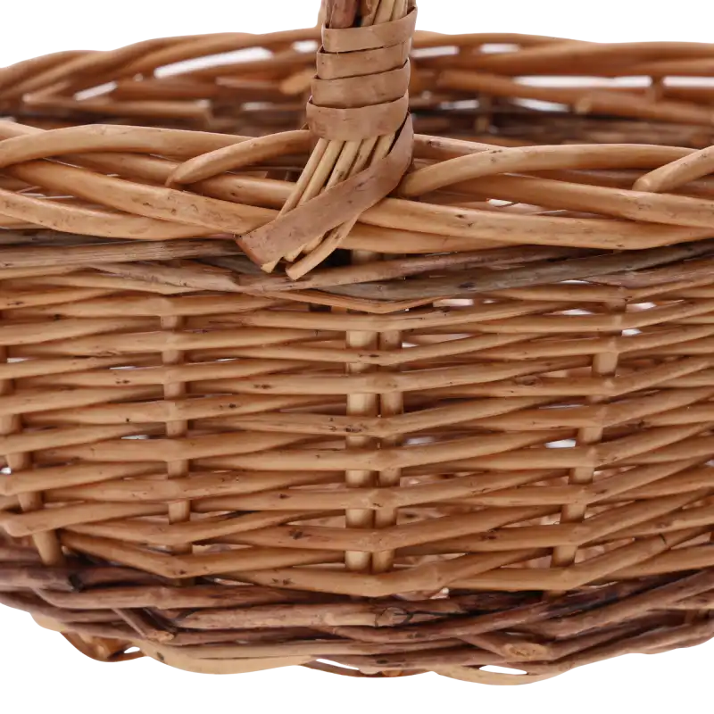 Zbliżenie na precyzyjny splot naturalnej brązowej wikliny w dolnej części koszyka.