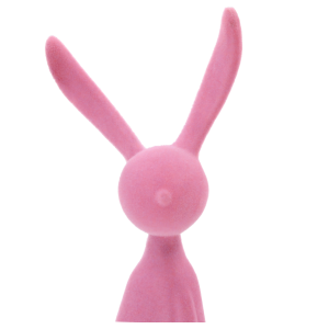 Zbliżenie na górną część figurki zająca, prezentujące długie, pionowe uszy oraz gładką głowę w pastelowym odcieniu różu.