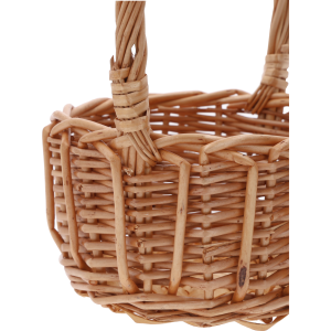 Zbliżenie na splot naturalnej wikliny oraz rączkę okrągłego koszyka. Widoczna struktura materiału, idealna do aranżacji w stylu rustykalnym i naturalnym.