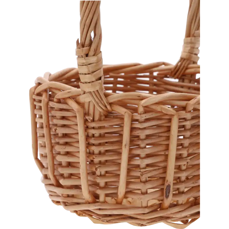 Zbliżenie na splot naturalnej wikliny oraz rączkę okrągłego koszyka. Widoczna struktura materiału, idealna do aranżacji w stylu rustykalnym i naturalnym.