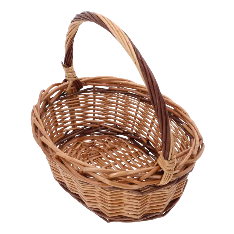 Widok na owalny kosz wiklinowy z góry, prezentujący głębokość wnętrza plecionego pojemnika w naturalnym odcieniu brązu.