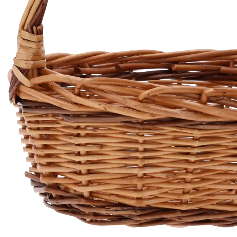 Zbliżenie na precyzyjny splot wikliny, z której wykonany jest kosz. Widoczna faktura naturalnego surowca i łączenie rączki z korpusem.