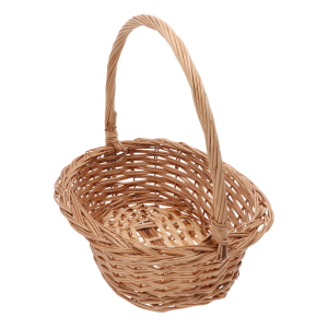 Kosz wiklinowy z rączką ukazany pod kątem, prezentujący formę oraz strukturę plecionki z naturalnego materiału.