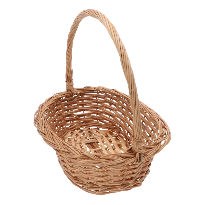 Kosz wiklinowy z rączką ukazany pod kątem, prezentujący formę oraz strukturę plecionki z naturalnego materiału.