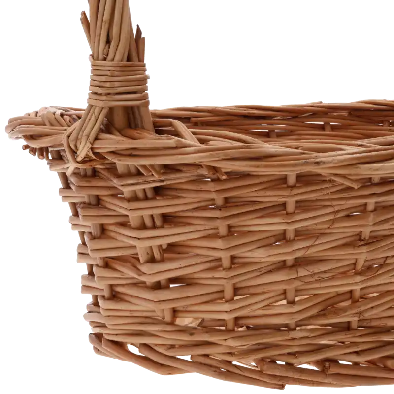 Zbliżenie na krawędź kosza z wikliny, pokazujące sposób łączenia rączki z korpusem oraz naturalny splot materiału.