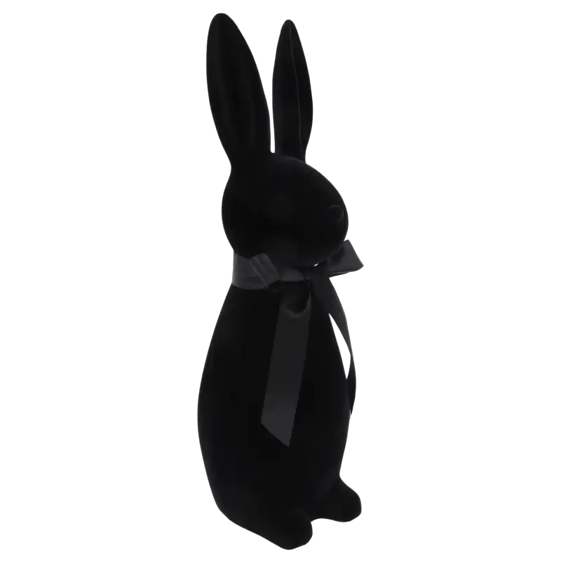 Widok z boku na czarną figurkę zająca o wysokości 47 cm. Miękka, flokowana faktura materiału oraz klasyczna sylwetka z satynową wstążką podkreślają nowoczesny charakter dekoracji.