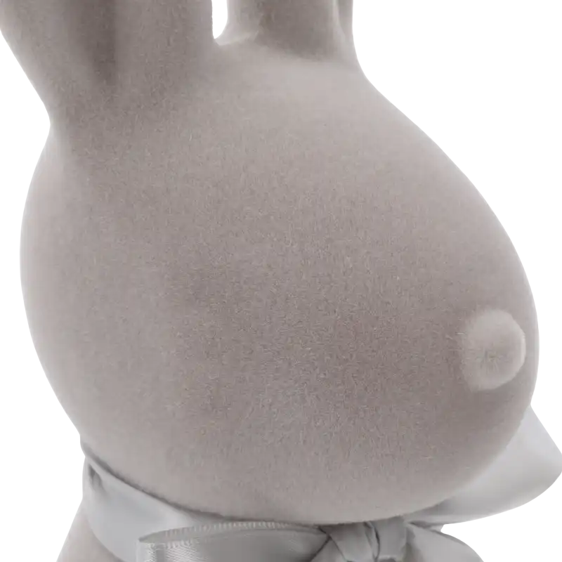 Makro ujęcie struktury welurowego pokrycia figurki zająca, ukazujące miękkość materiału i precyzję wykonania nowoczesnej ozdoby wielkanocnej.