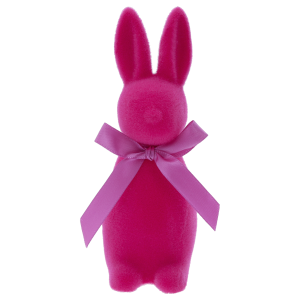 Welurowy zając w kolorze fuksji o wysokości 15 cm. Dekoracja posiada miękką, flokowaną powierzchnię oraz ozdobną satynową kokardę na szyi, stanowiąc idealny element wiosennych aranżacji.
