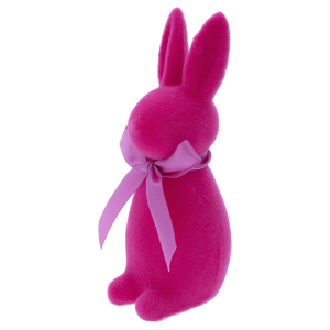 Ujęcie figurki zająca wielkanocnego z perspektywy lewego profilu. Miękka, flokowana powierzchnia w kolorze fuksji prezentuje się nowocześnie i elegancko.