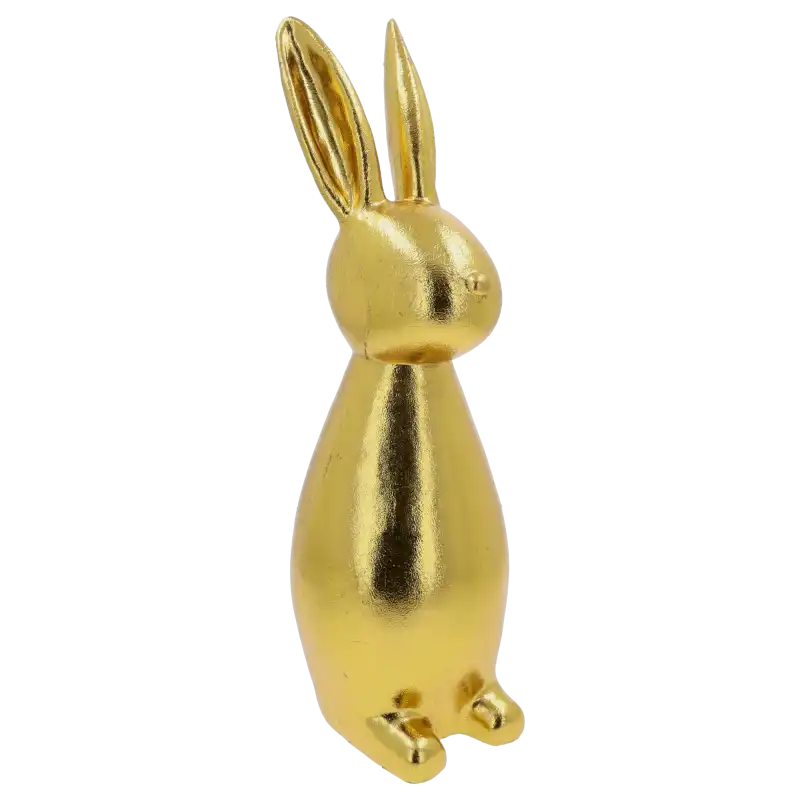 Figurka zająca z tworzywa w złotym, postarzanym kolorze. Nowoczesna forma o wysokości 47 cm ustawiona w profilu.